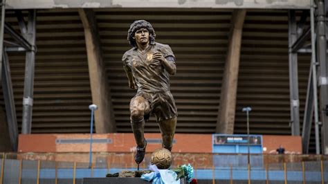 N­a­p­o­l­i­­d­e­ ­M­a­r­a­d­o­n­a­­n­ı­n­ ­ö­l­ü­m­ ­y­ı­l­ ­d­ö­n­ü­m­ü­n­d­e­ ­h­e­y­k­e­l­i­ ­d­i­k­i­l­d­i­